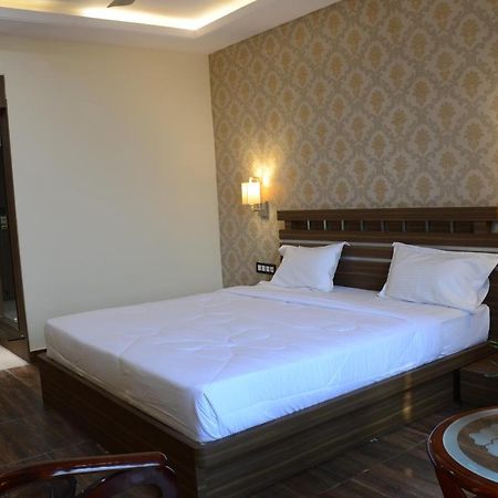 Отель Puja Residency Варанаси Экстерьер фото