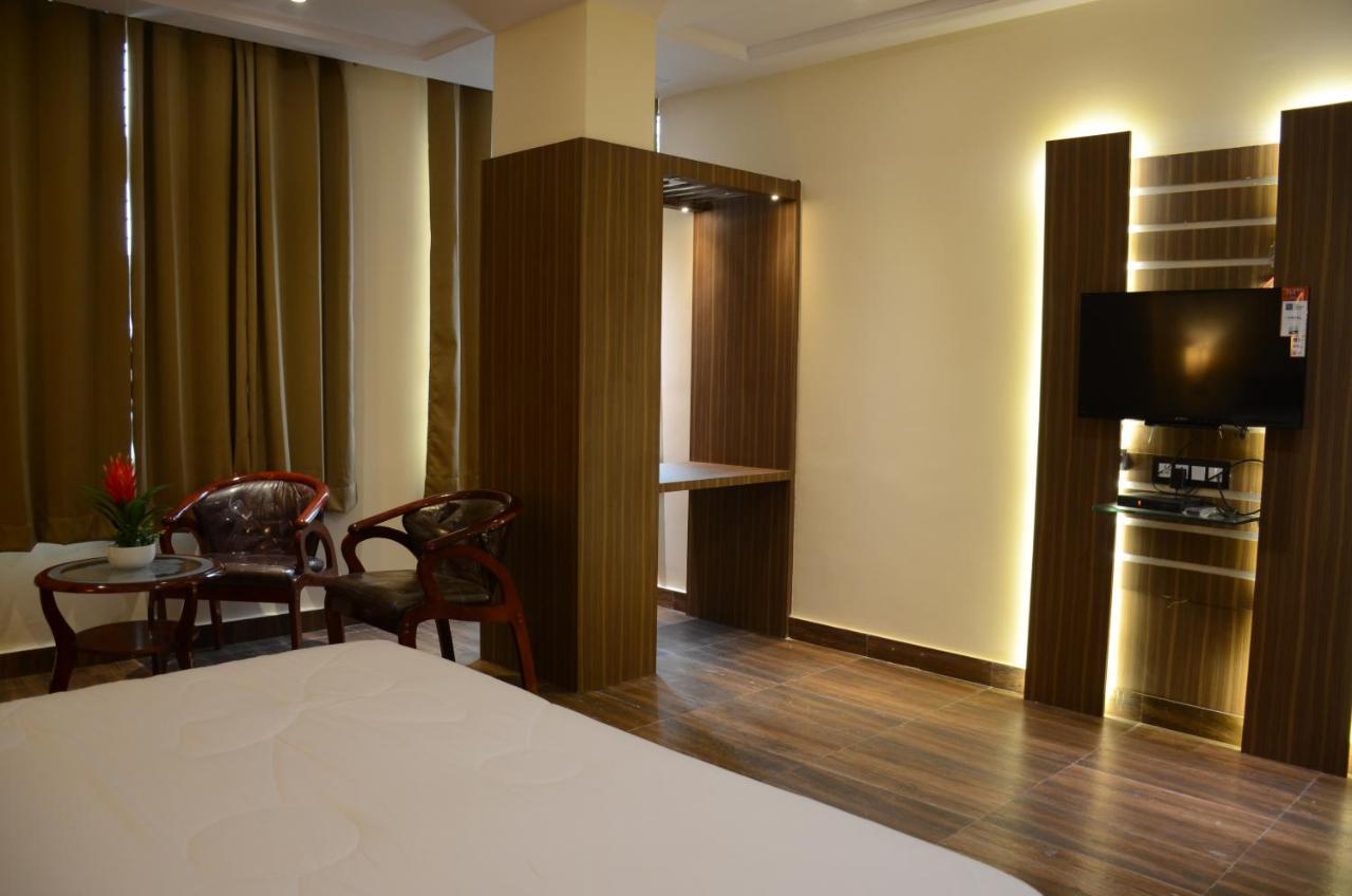 Отель Puja Residency Варанаси Экстерьер фото